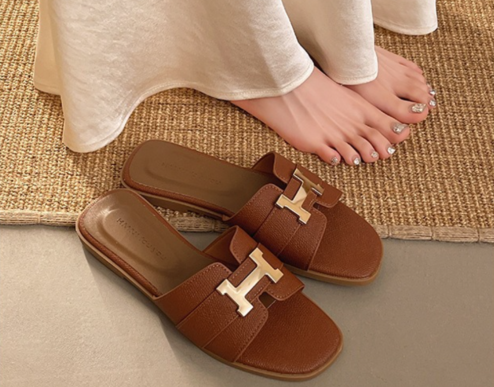 2026 Women’s Summer Flat Sandals – Trendy Square Toe Slippers, Comfortable Beach Flip-Flops for Vacation & Outdoor Wear