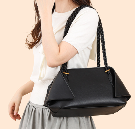 Elegant Medium Fine Grain Messenger Bag Black